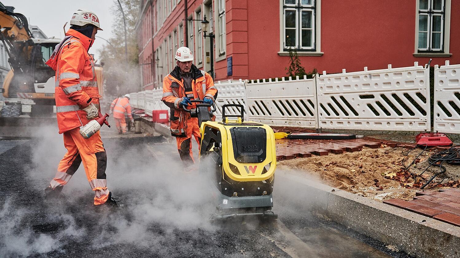 Bauarbeiter asphaltiert Straße mit DPU62