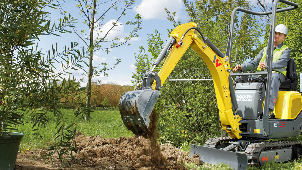 Mini excavator et08 in action 