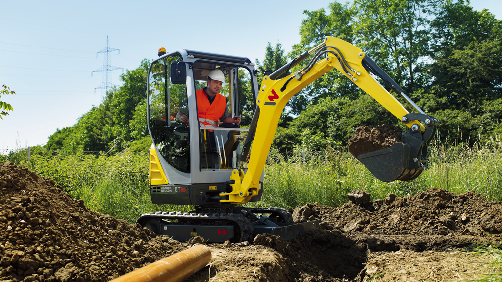 Excavator ET16 in action 