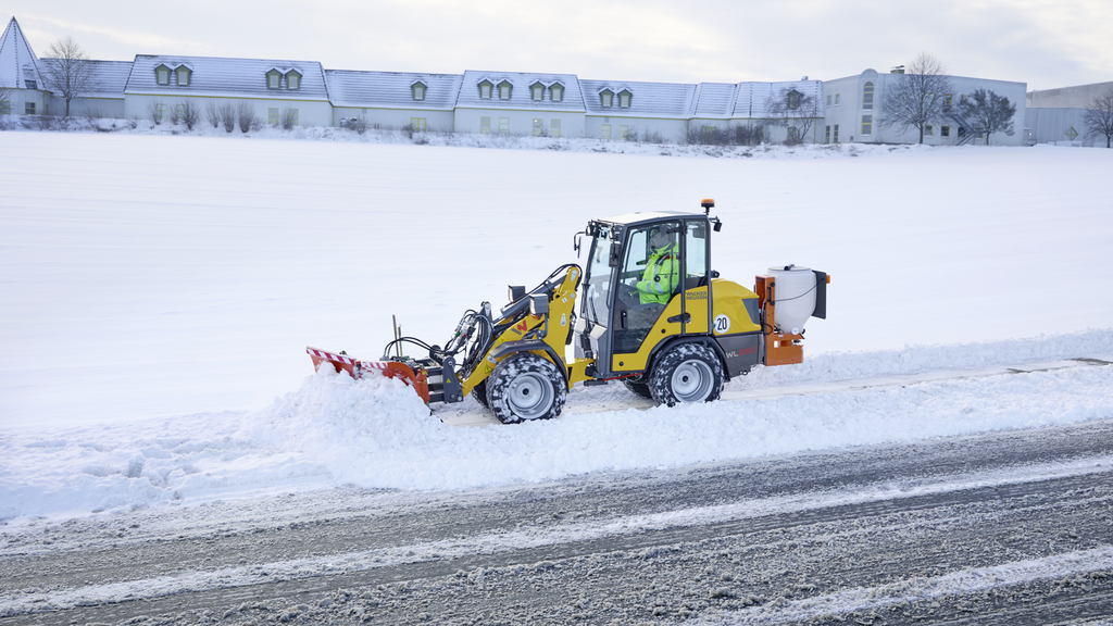 Wacker Neuson Radlader befreit Straße von Schnee 