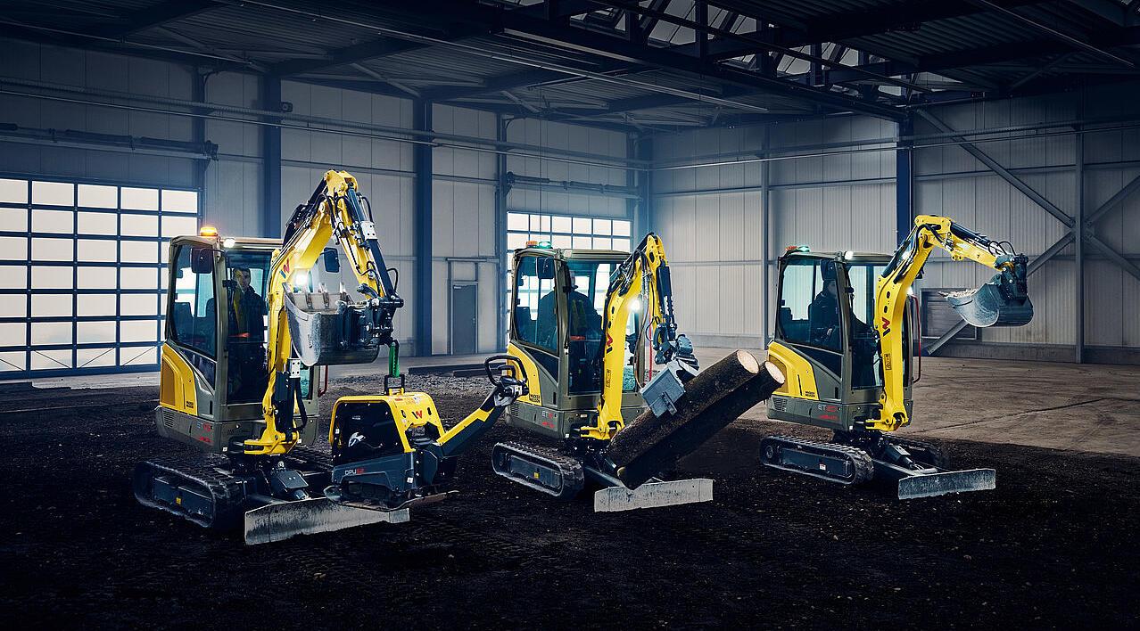 Minibagger in einer Reihe in der Industriehalle