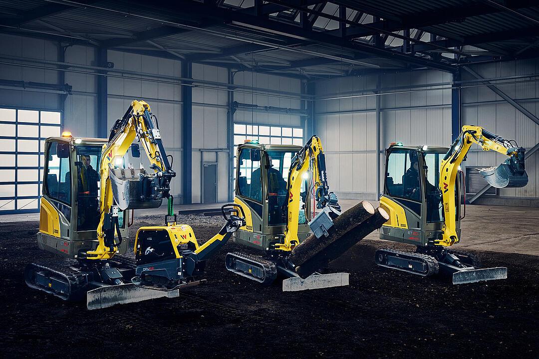 Minibagger in einer Reihe in der Industriehalle