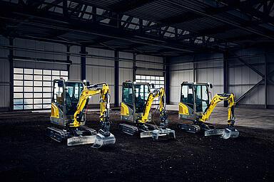 Minibagger stehen in Industriehalle