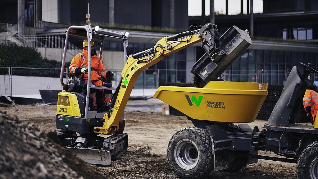 Der zero emission elektrische Minibagger EZ17e im Einsatz auf einer Baustelle.