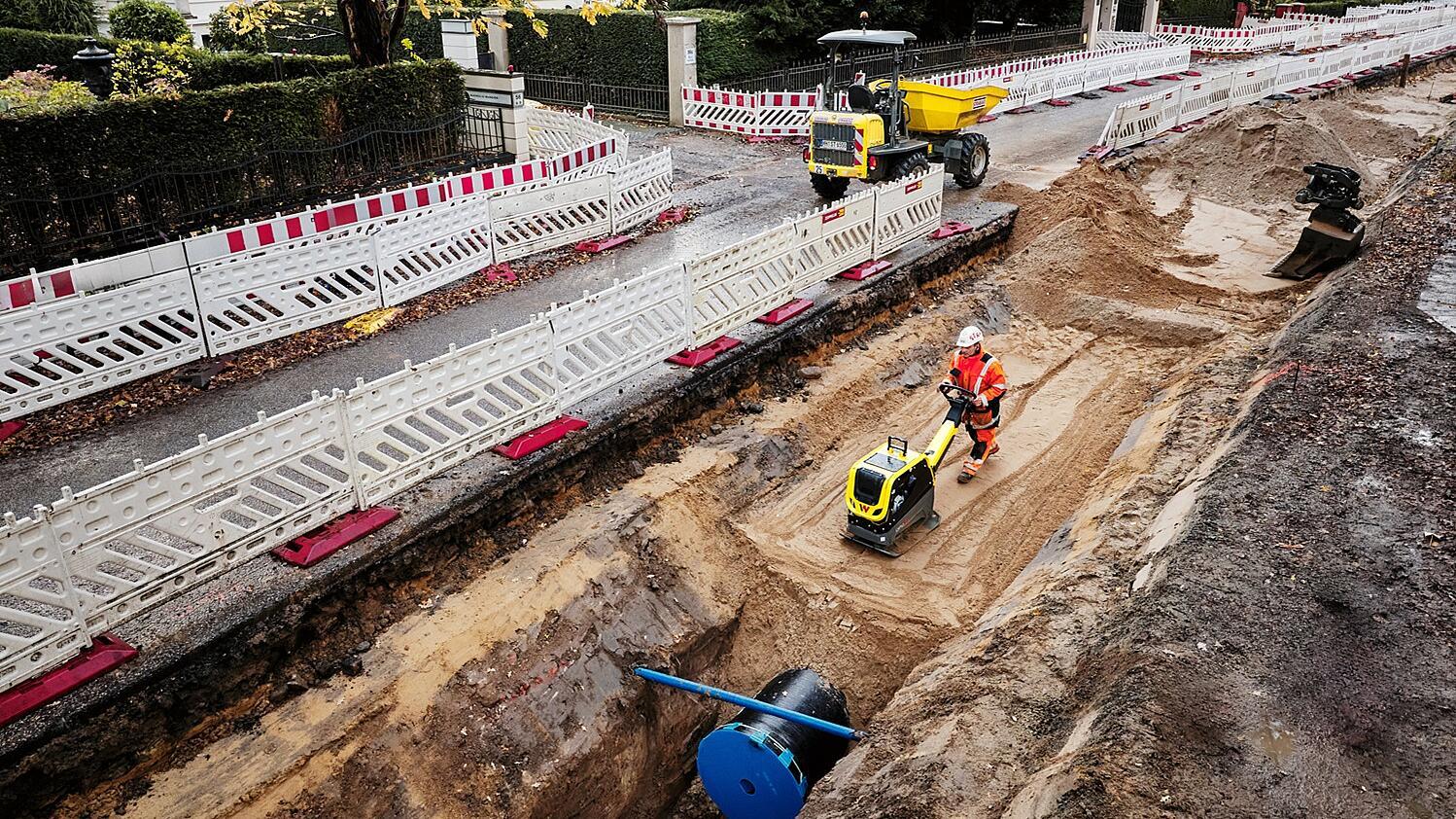 Baustelle auf kompletter Straße mit Arbeiter, der einen DPU52_DW50 bedient