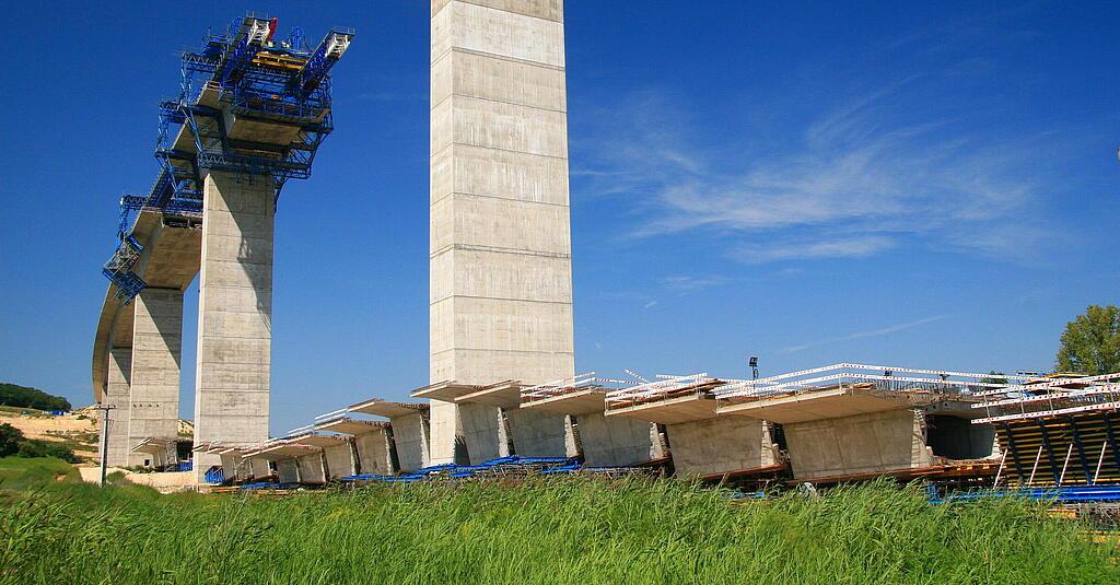Long concrete foundation in Wacker Neuson factory hall.
