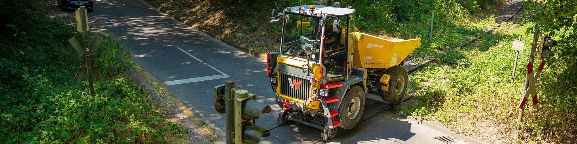 railroad dumper DV)0 in action on track