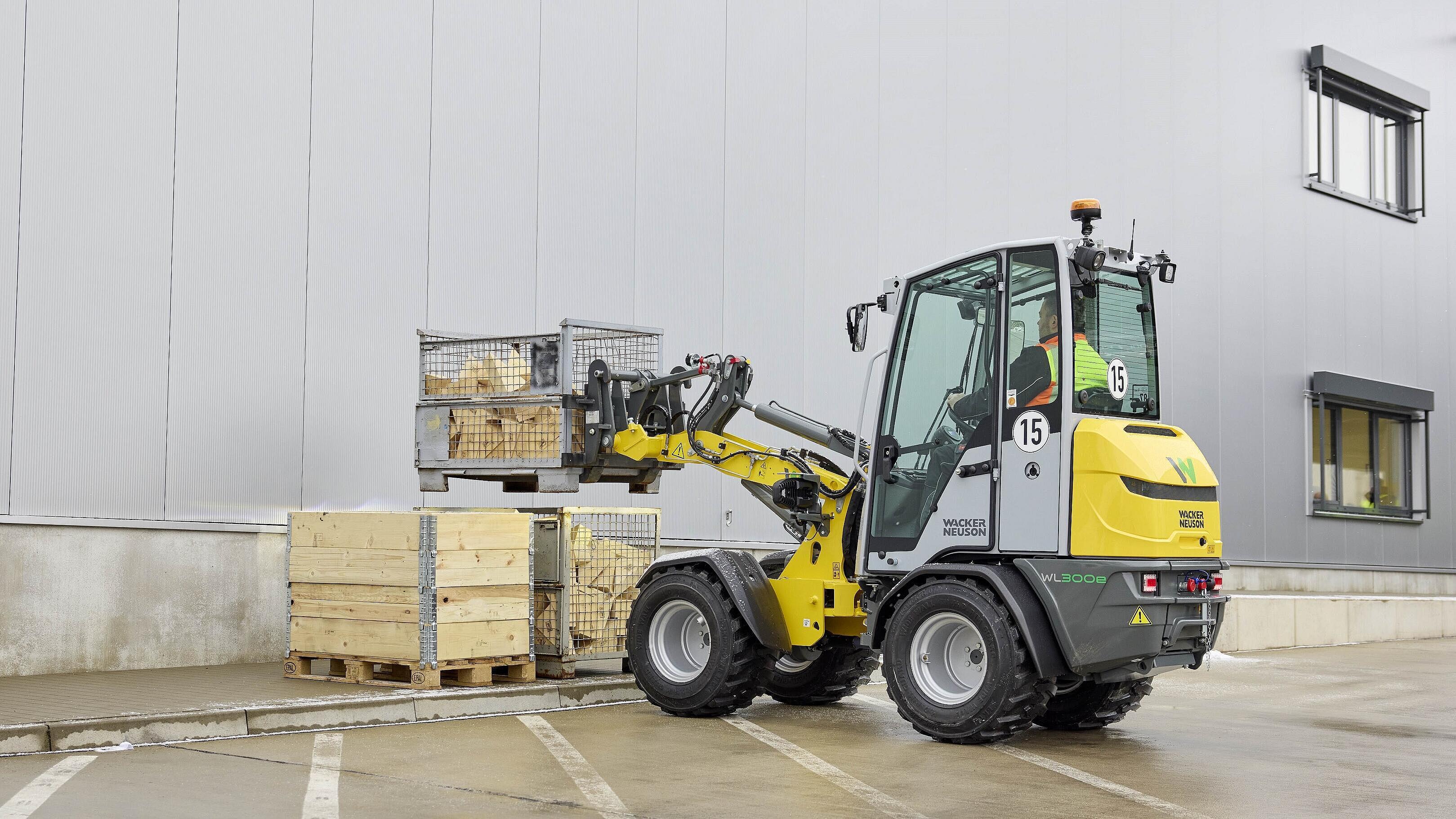 Elektrischer Radlader hebt Palette 