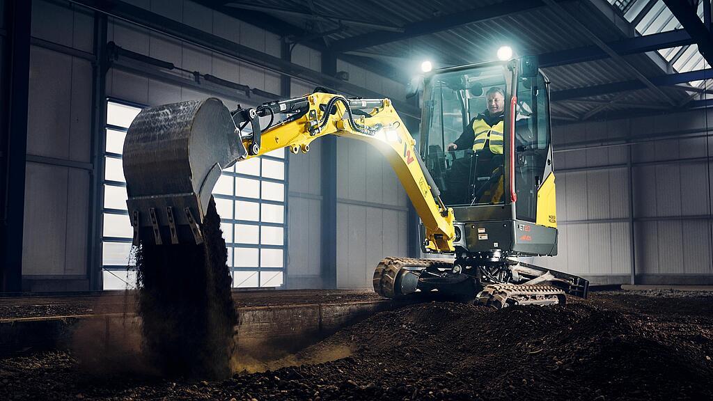 Wacker Neuson Minibagger ET20 mit VDS-System beim Schütten von Erdreich