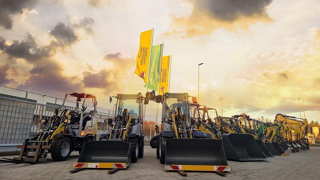 Wacker Neuson Produkte im Sonnenuntergang 