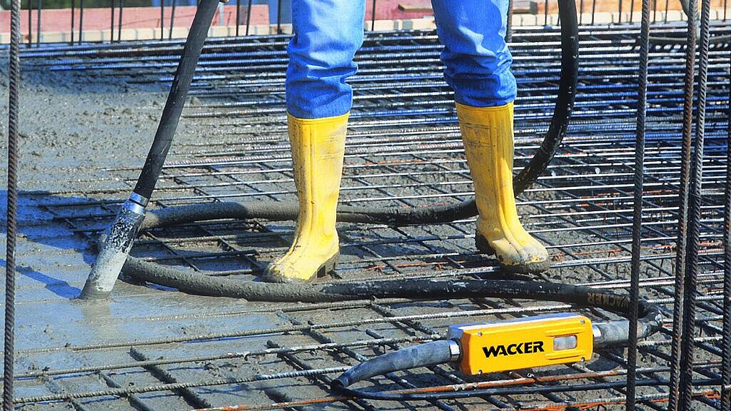Innenrüttler mit integriertem Frequenzumformer im Einsatz auf einer Baustelle.