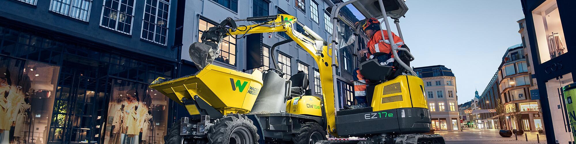 Der Zero-Tail-Bagger EZ17e von Wacker Neuson im Einsatz auf einer Baustelle in der Stadt.