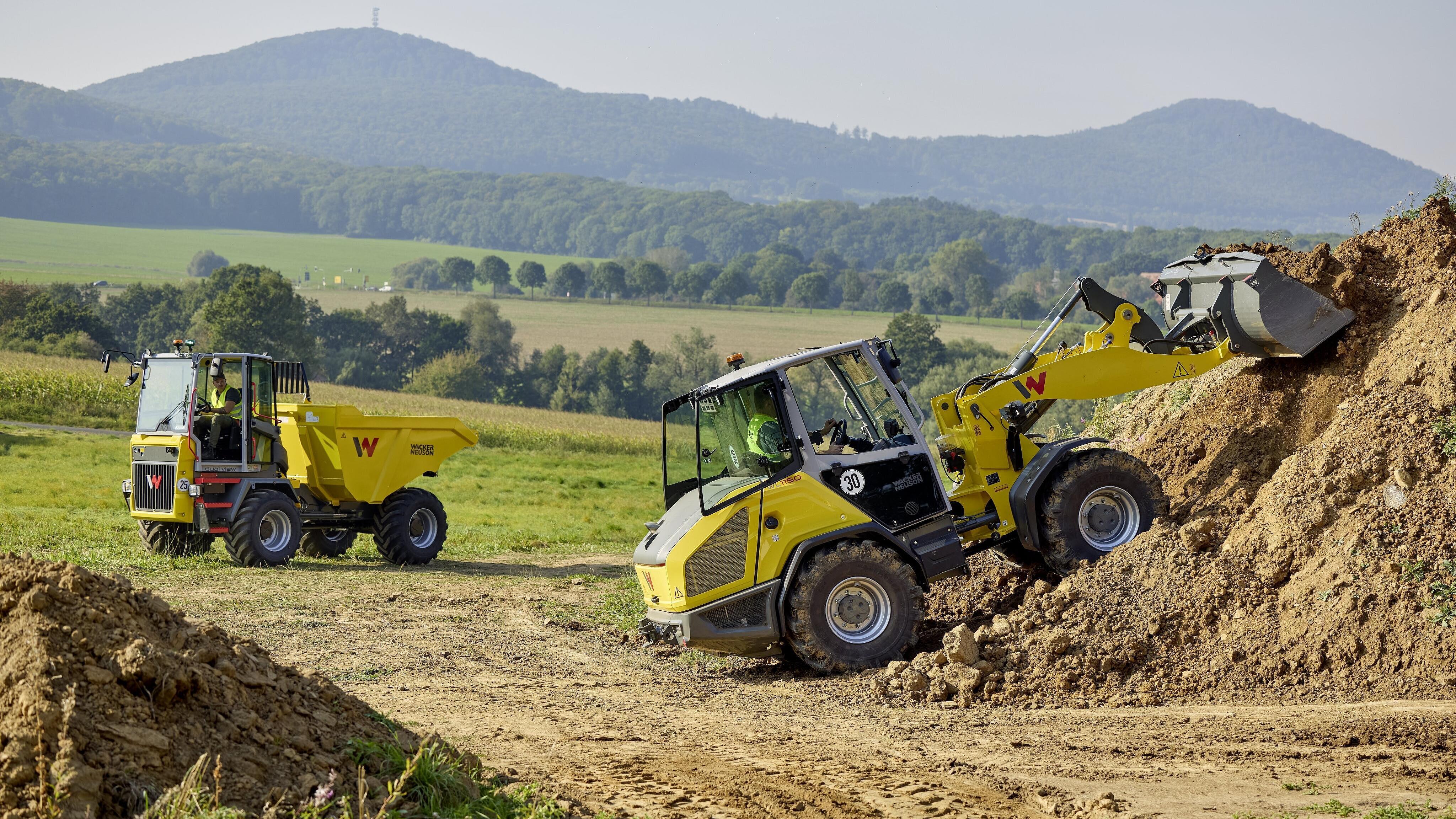 Radlader auf Erdhügel