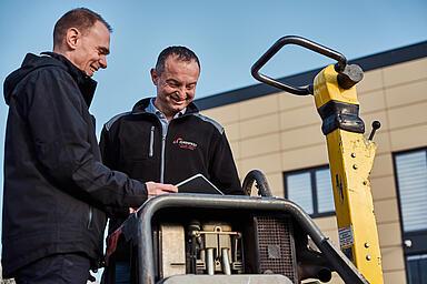 Zwei Männer im Gespräch