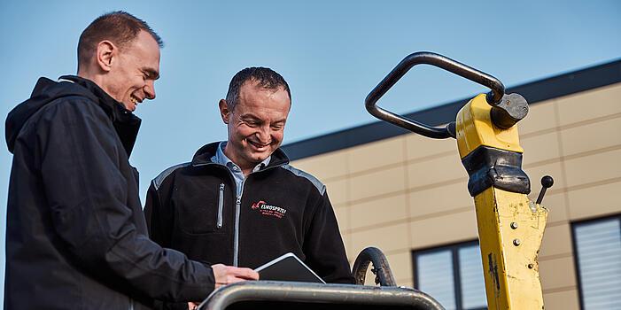 Zwei Männer im Gespräch