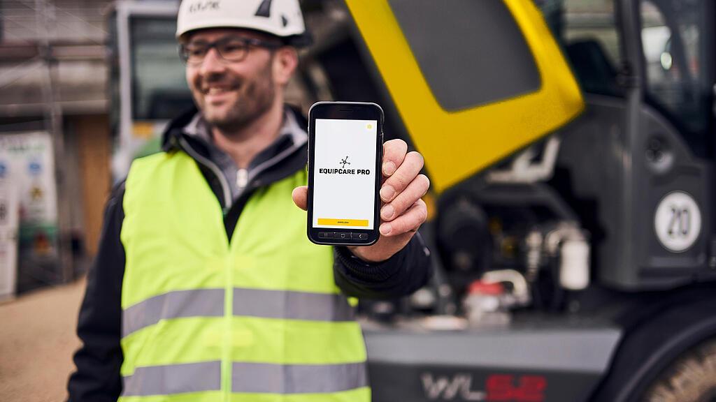 wacker neuson customer showing a smartphone