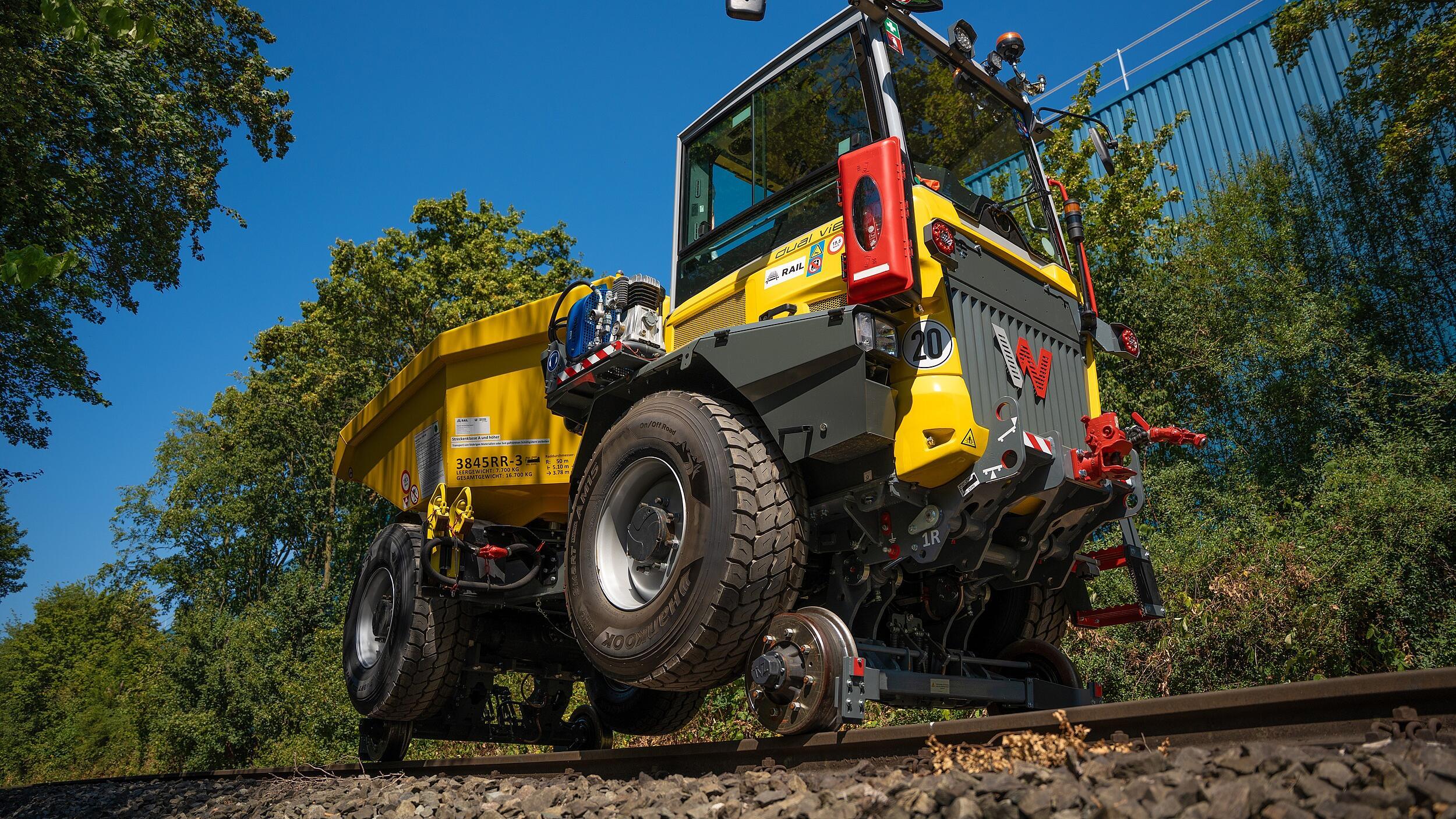 Auf Schiene und Baustelle zuhause: Der Zwei-Wege-Dumper DV90 kombiniert effizienten Materialtransport mit dem Dual View-Bedienkonzept, das jederzeit freie Sicht in Fahrtrichtung ermöglicht.