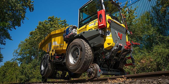 Auf Schiene und Baustelle zuhause: Der Zwei-Wege-Dumper DV90 kombiniert effizienten Materialtransport mit dem Dual View-Bedienkonzept, das jederzeit freie Sicht in Fahrtrichtung ermöglicht.