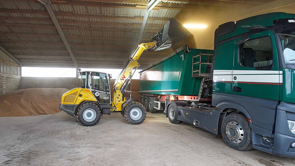 WLT1050 loading a dump truck