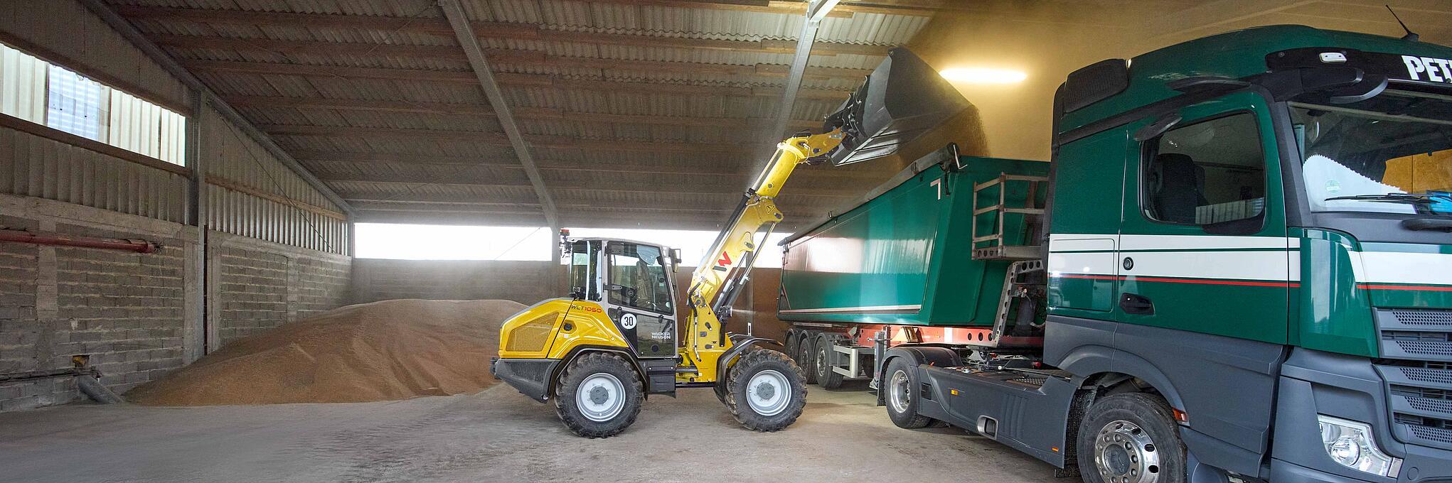 WLT1050 loading a dump truck