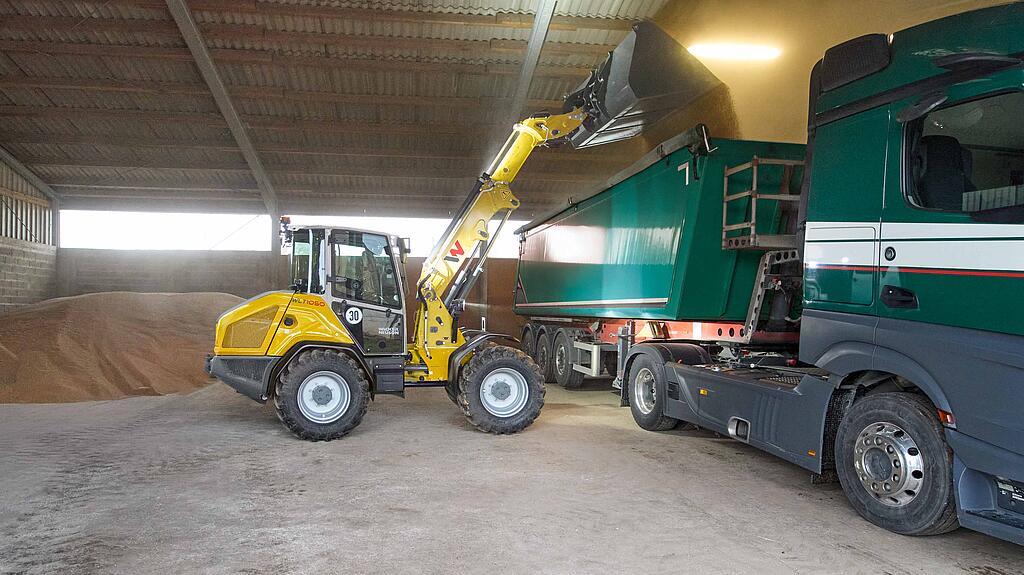 WLT1050 loading a dump truck