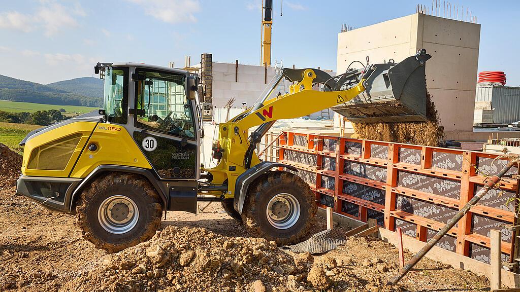gelber Radlader auf einer Baustelle