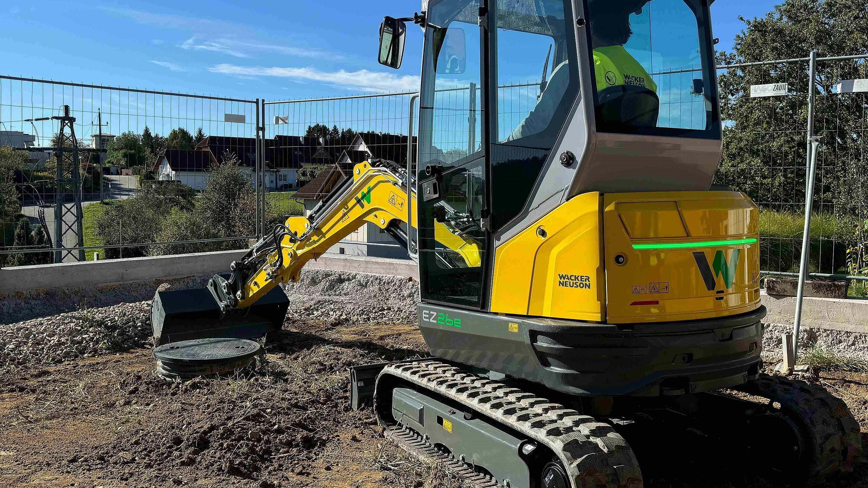 zero emission Bagger Ez26e im Einsatz 