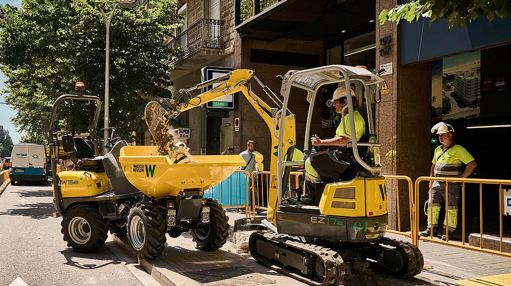 Elektrodumper DW15e und Zero Tail Kettenbagger EZ17e auf der Baustelle im Einsatz
