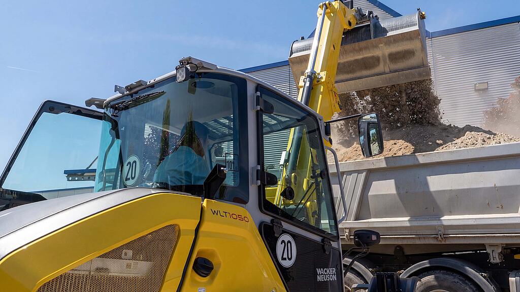 telescopic wheel loader WLT1050 empties bucket into the truck
